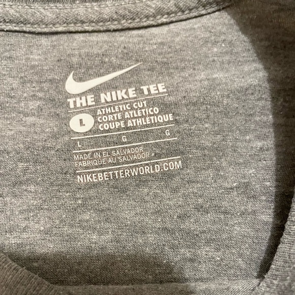 Grey Nike T-Shirt with a red swoosh size youth large - Picture 2 of 3